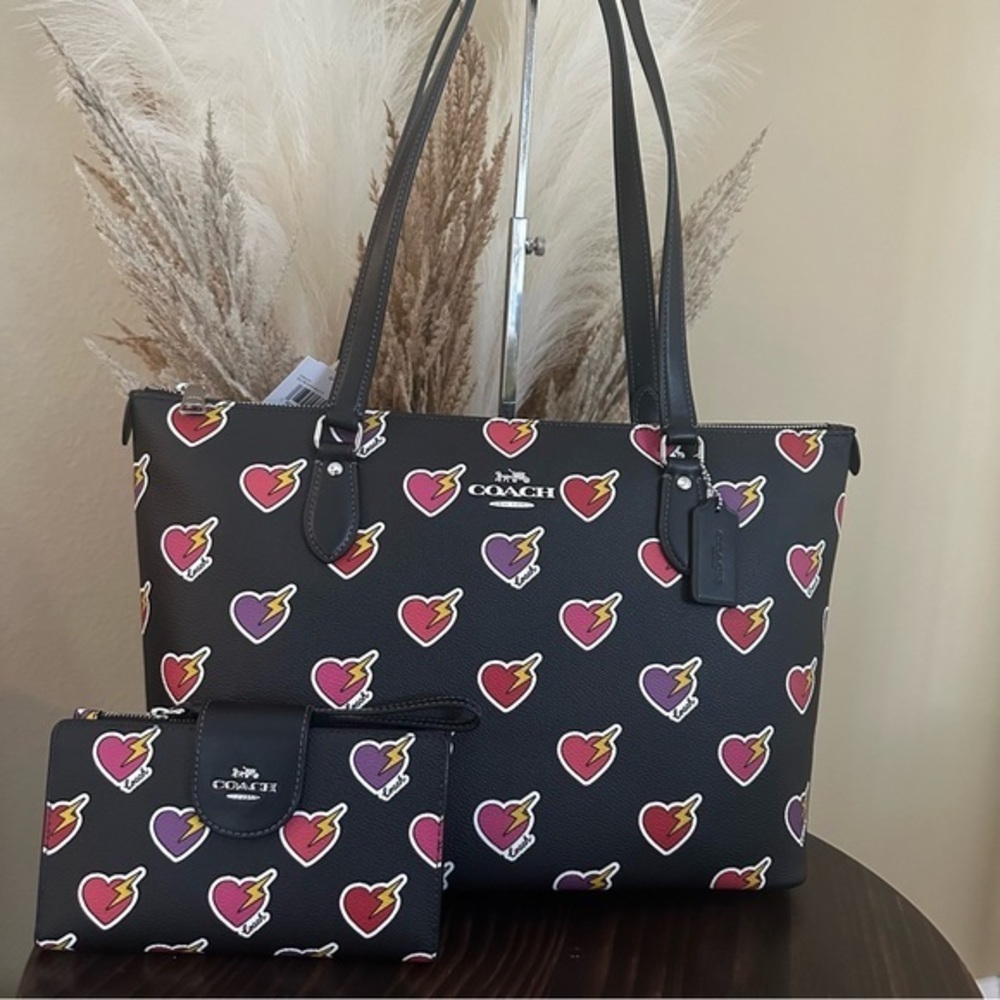 Coach Gallery Tote Bag With Heart Bolt Print and matching wallet